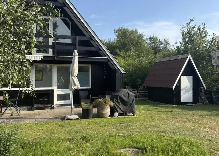 Close To And Just Minutes From The Water בית נופש